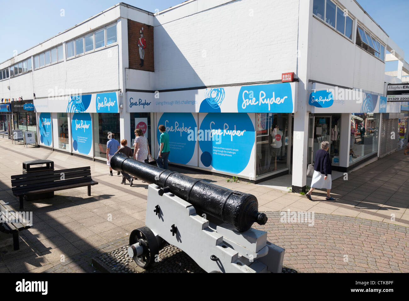 Sue Ryder charity shop au centre ville arcade avec canon en premier plan Banque D'Images