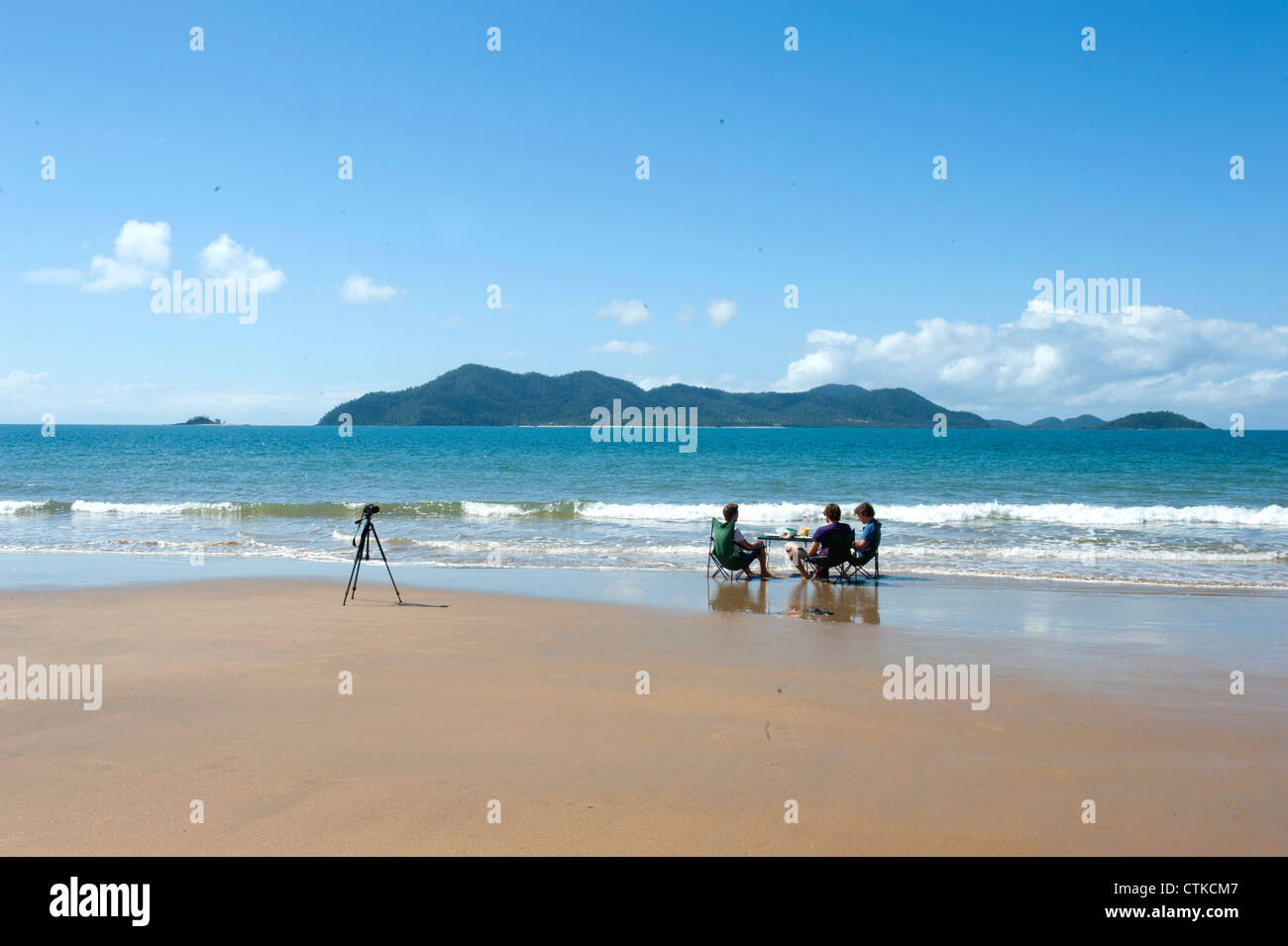 Trois garçons dans des chaises et profiter de la plage de l'appareil photo la vie à Mission Beach avec vue sur Dunk Island, Queensland, Sports et loisirs Banque D'Images