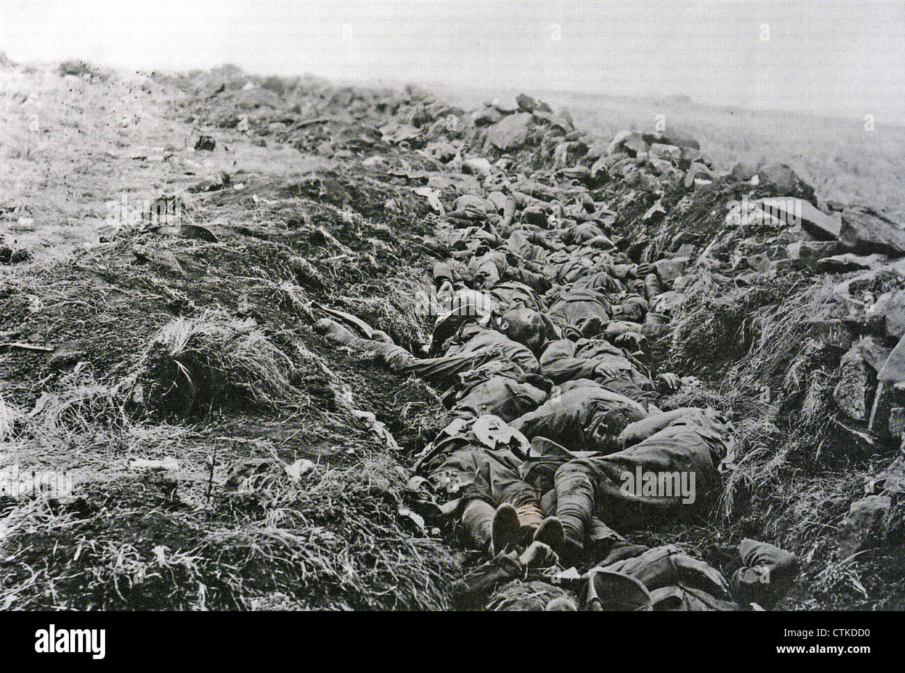 Bataille de Spion Kop 23-24 janvier 1900. La mort dans la tranchée surplombée par les positions boers Banque D'Images