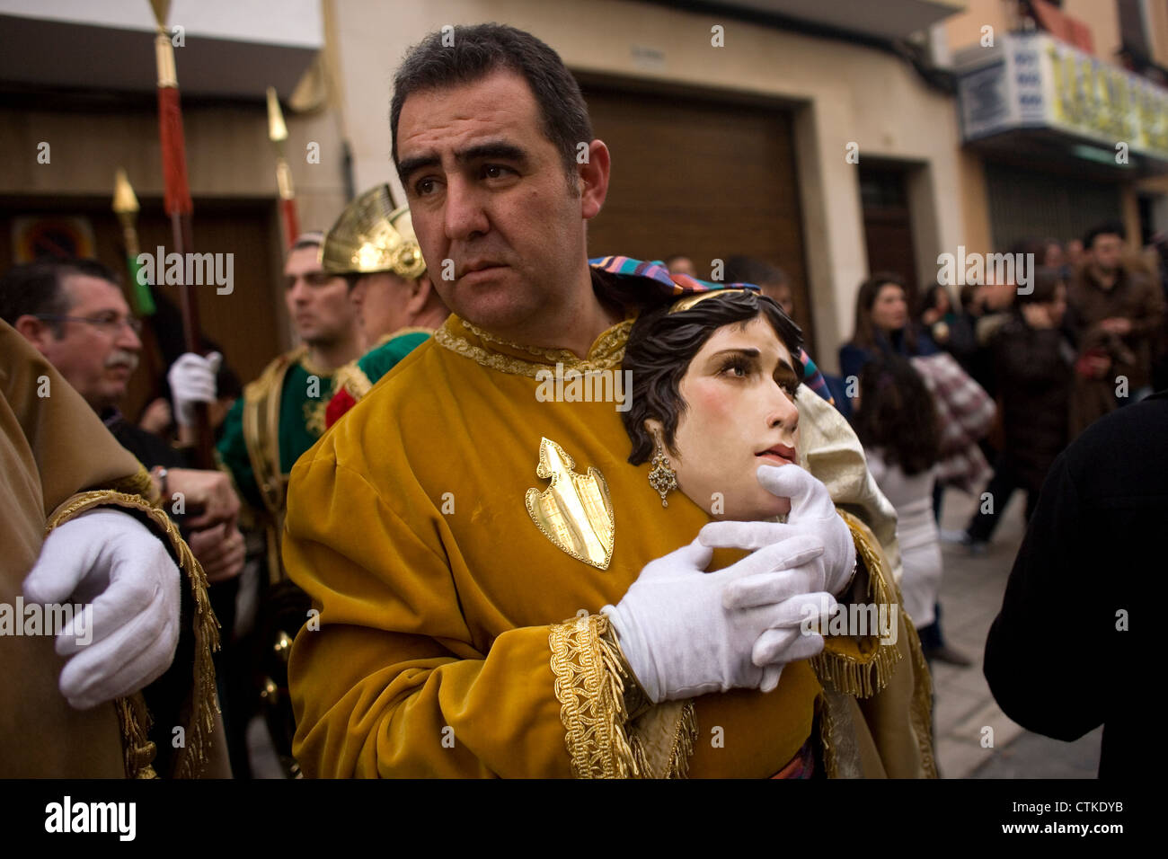 Un homme représentant un personnage biblique détient son masque lors d'une procession de la Semaine Sainte de Pâques à Puente Genil, Espagne Banque D'Images