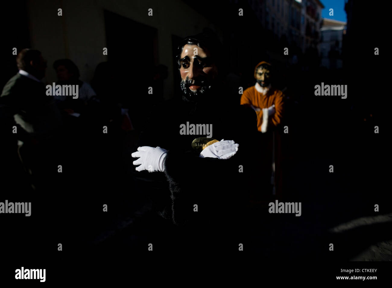 Des hommes masqués représentant personnages bibliques participer pendant une semaine sainte Pâques procession en Puente Genil, Espagne Banque D'Images