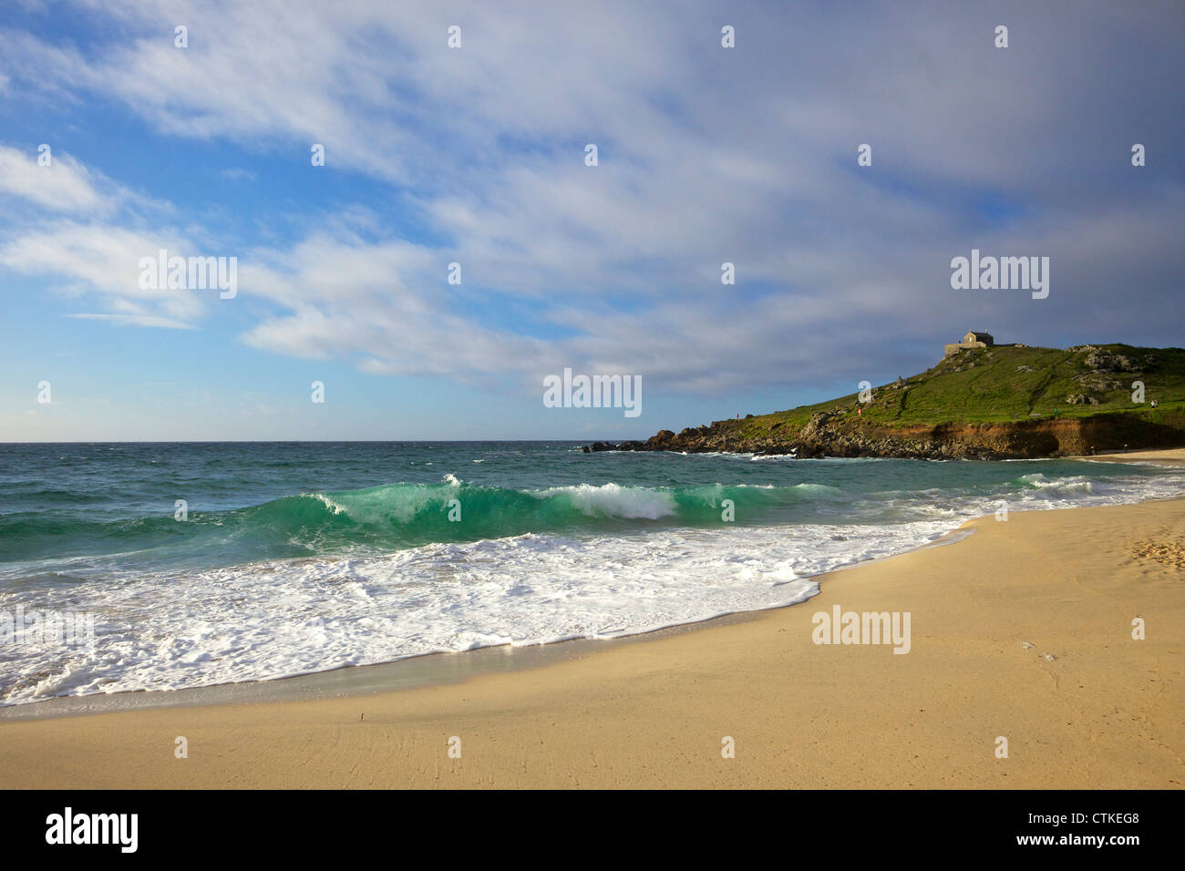 Soir d'été, soleil sur la plage de Perran, St Ives, Cornwall, Angleterre du Sud-Ouest, Royaume-Uni, GO, Europe Banque D'Images Soir d'été, soleil sur la plage de Perran, St Ives, Cornwall, Angleterre du Sud-Ouest, Royaume-Uni, GO, Europe Banque D'Images