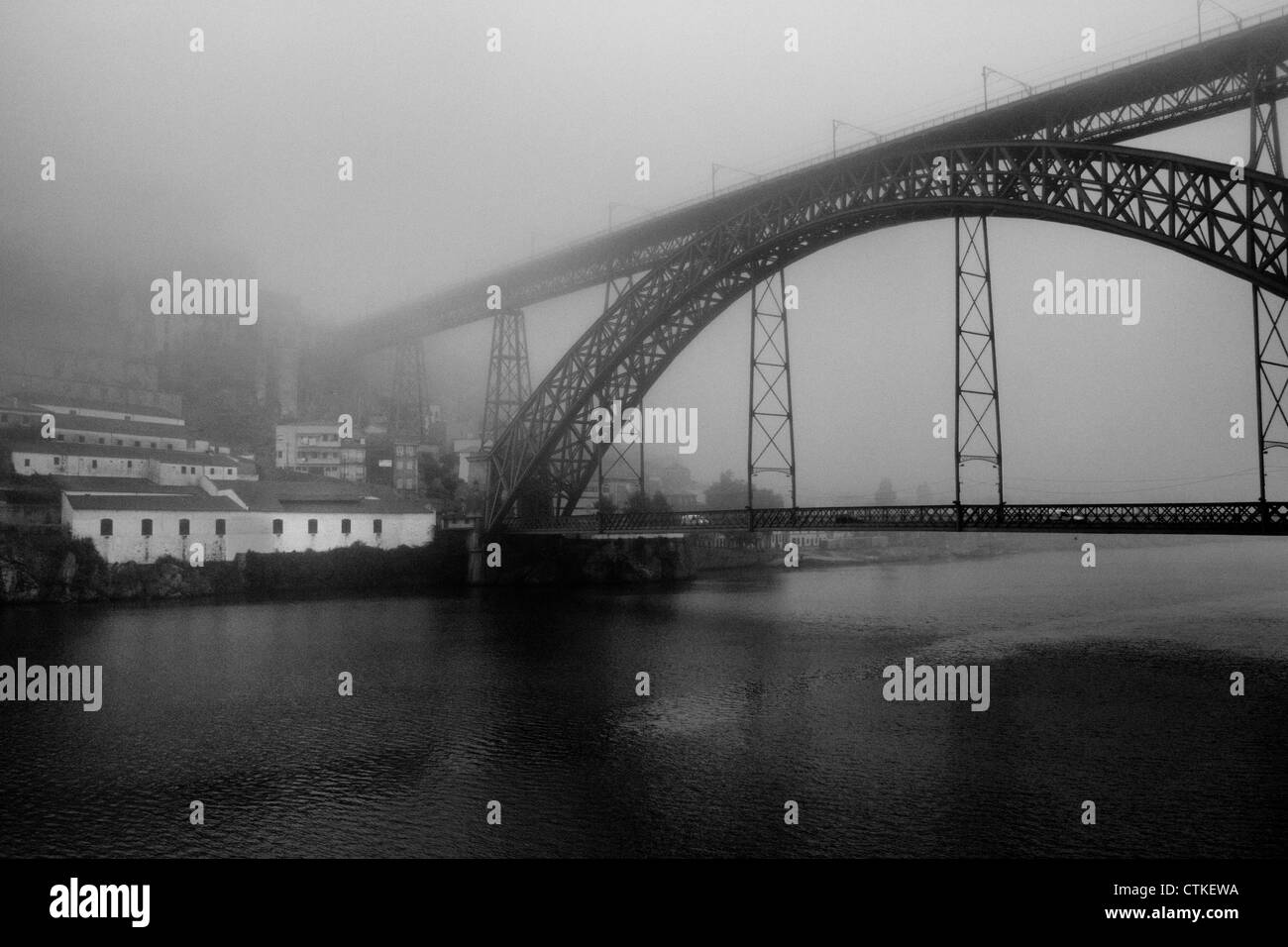 Porto (patrimoine mondial UNESCO), le Portugal, l'Europe, vue, avec brouillard intense. La couleur, le pc. Banque D'Images