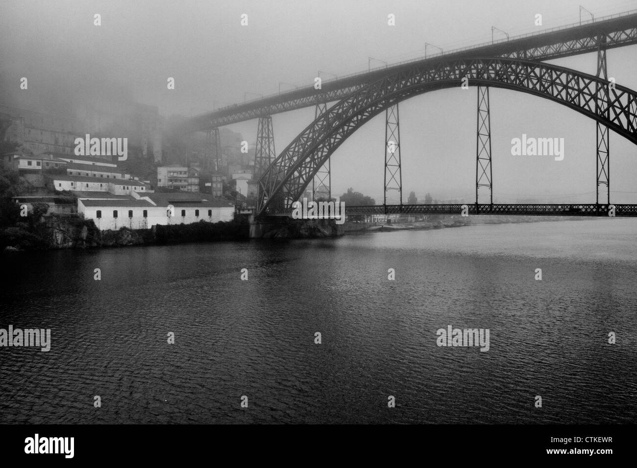 Porto (patrimoine mondial UNESCO), le Portugal, l'Europe, vue, avec brouillard intense. La couleur, le pc. Banque D'Images