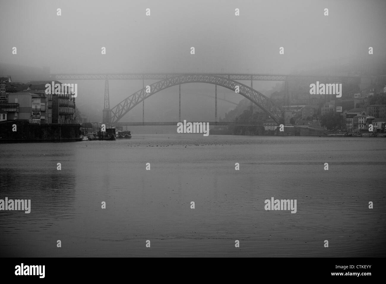 Porto (patrimoine mondial UNESCO), le Portugal, l'Europe, vue, avec brouillard intense. La couleur, le pc. Banque D'Images