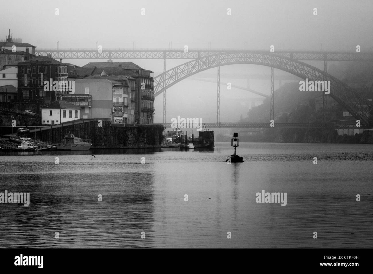 Porto (patrimoine mondial UNESCO), le Portugal, l'Europe, vue, avec brouillard intense. La couleur, le pc. Banque D'Images