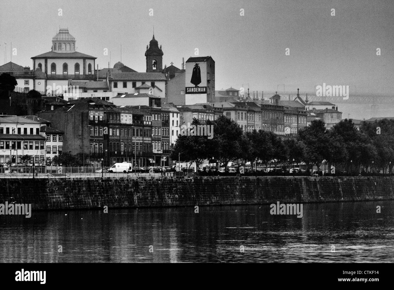 Porto (patrimoine mondial UNESCO), le Portugal, l'Europe, vue, avec brouillard intense. La couleur, le pc. Banque D'Images
