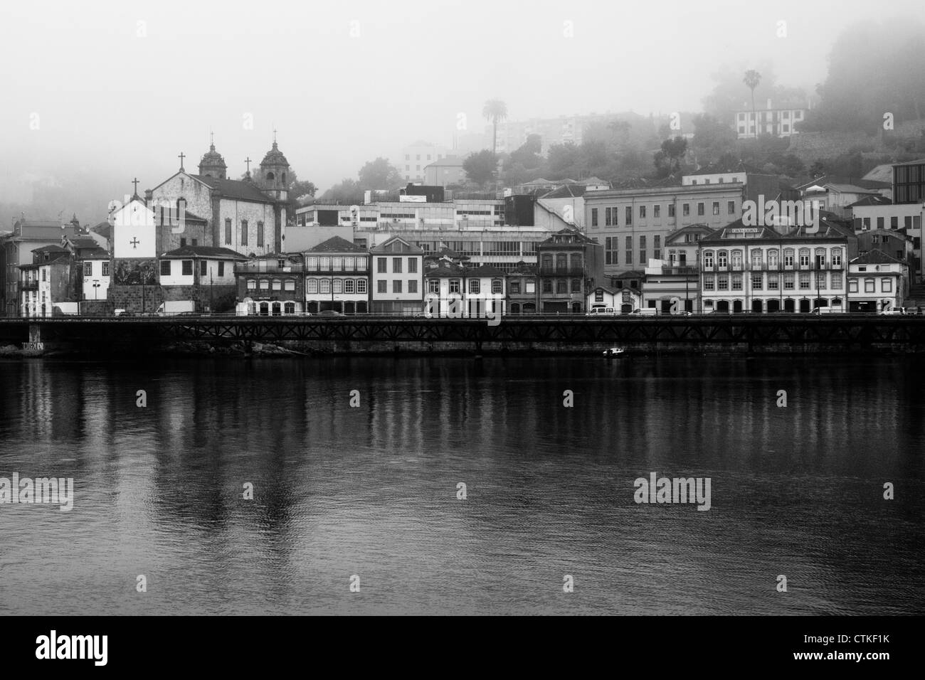 Porto (patrimoine mondial UNESCO), le Portugal, l'Europe, vue, avec brouillard intense. La couleur, le pc. Banque D'Images