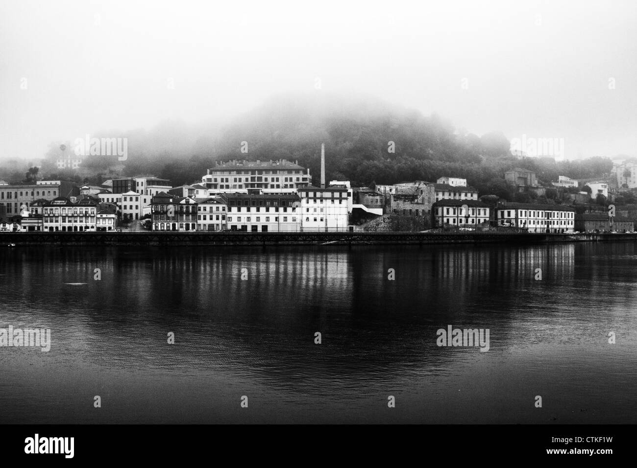 Porto (patrimoine mondial UNESCO), le Portugal, l'Europe, vue, avec brouillard intense. La couleur, le pc. Banque D'Images