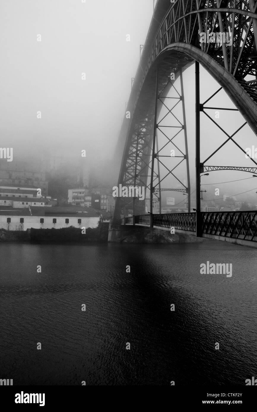 Porto (patrimoine mondial UNESCO), le Portugal, l'Europe, vue, avec brouillard intense. La couleur, le pc. Banque D'Images