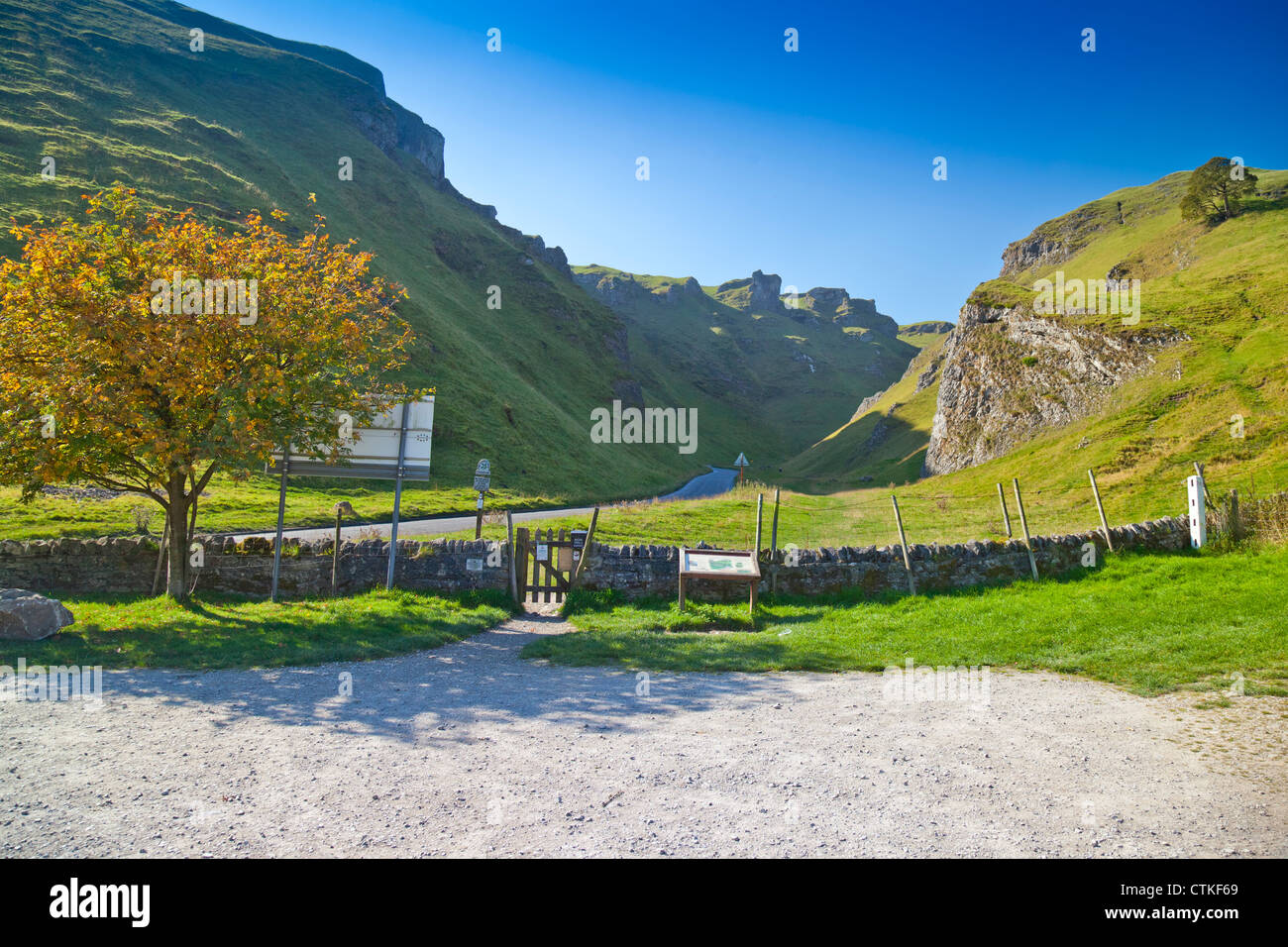 Jusqu'à la Forcella Staulanza près de Castleton dans le parc national de Peak District Derbyshire, Angleterre, Royaume-Uni Banque D'Images