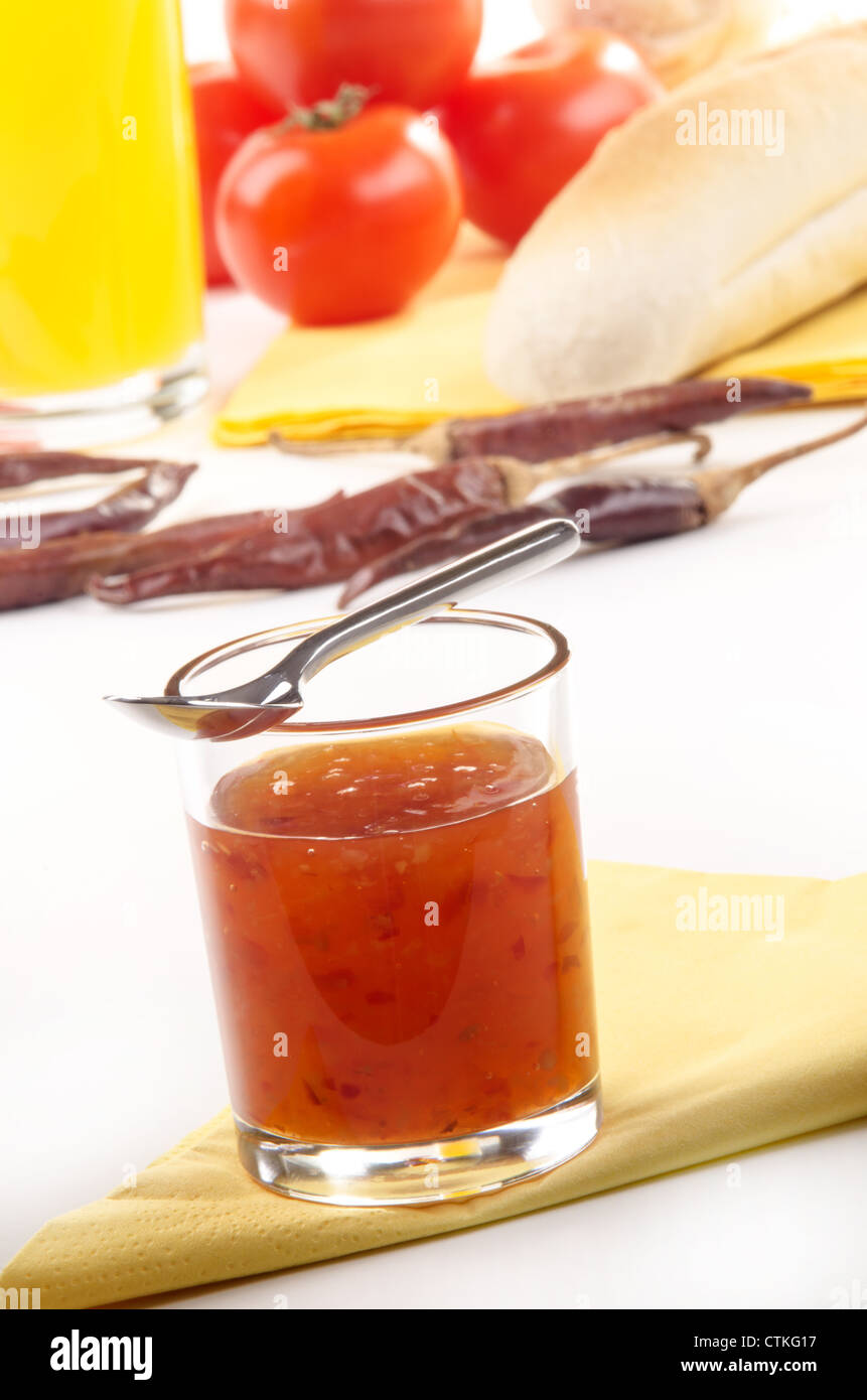 Sweet chili sauce dans un verre et cuillère Banque D'Images