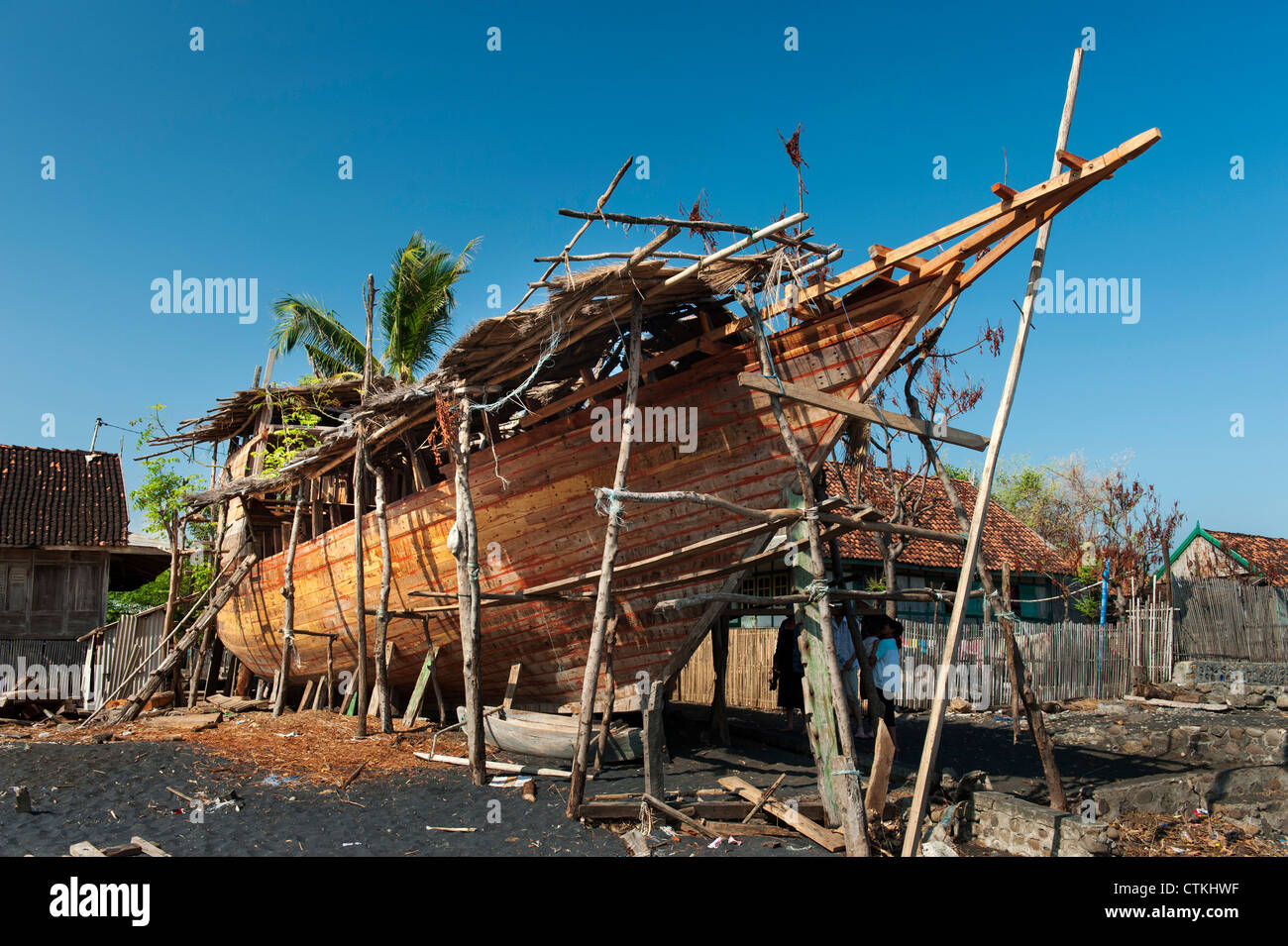 Wera Village, sur l'île de Sumbawa en Indonésie, est l'un des rares villages où la construction de bateaux bateaux traditionnels en bois sont construits. Banque D'Images