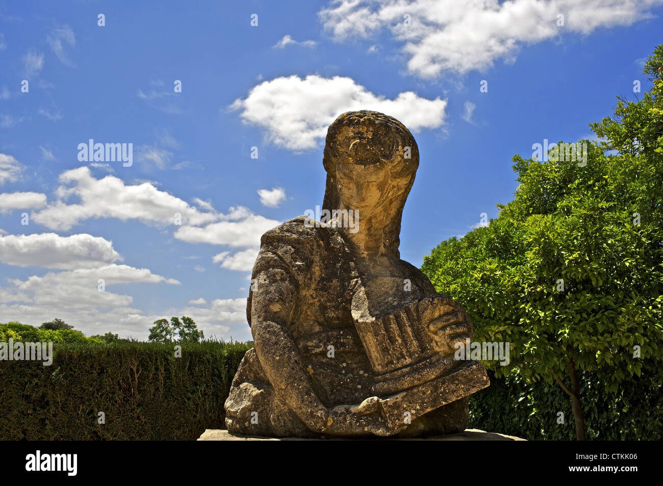 Sculpture d'une femme. Jardins de l'Alcazar des Rois Chrétiens. Cordoba. L'Andalousie. L'Espagne. Banque D'Images