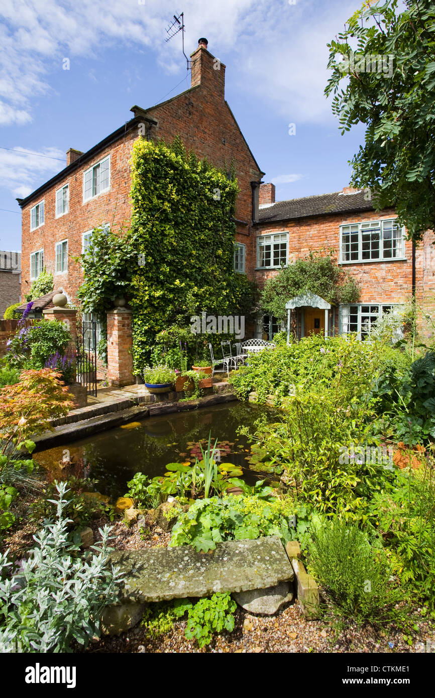 Un joli jardin privé dans la ville de marché Caistor sur le bord du Lincolnshire Wolds Banque D'Images