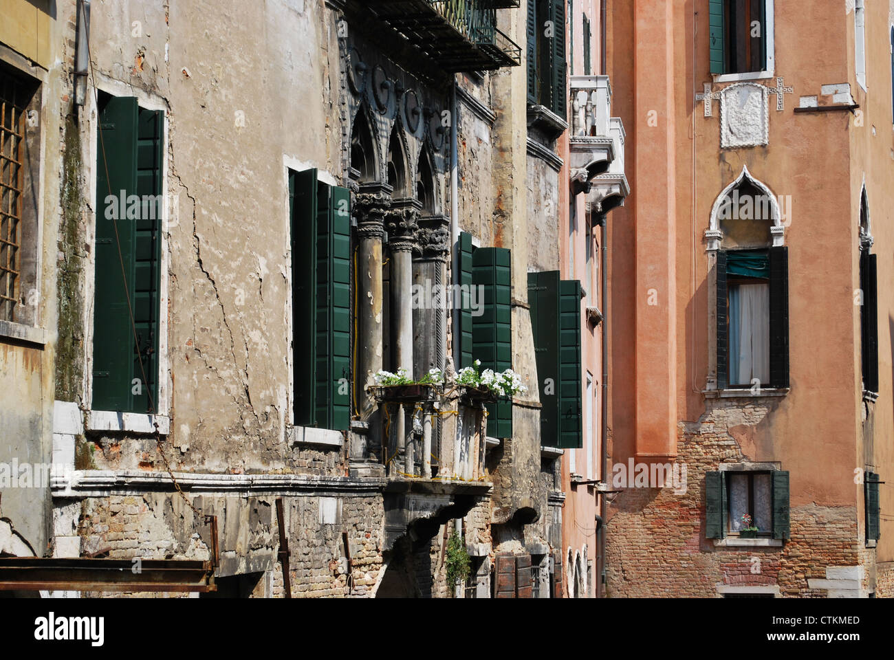 Belle façade de maison ancienne typique de Venise, Italie Banque D'Images