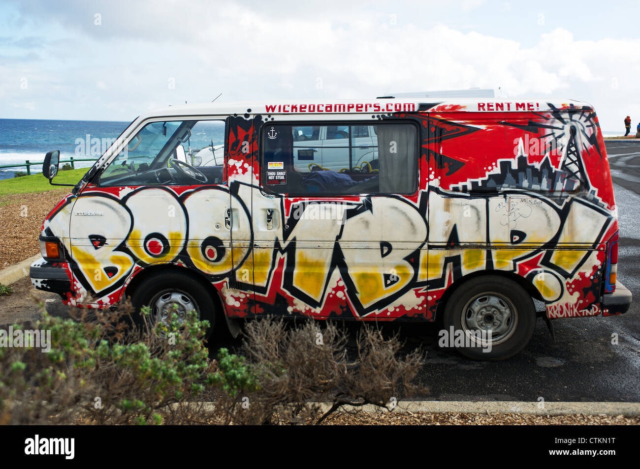 Un camping-car Volkswagen recouvert de motifs colorés Banque D'Images