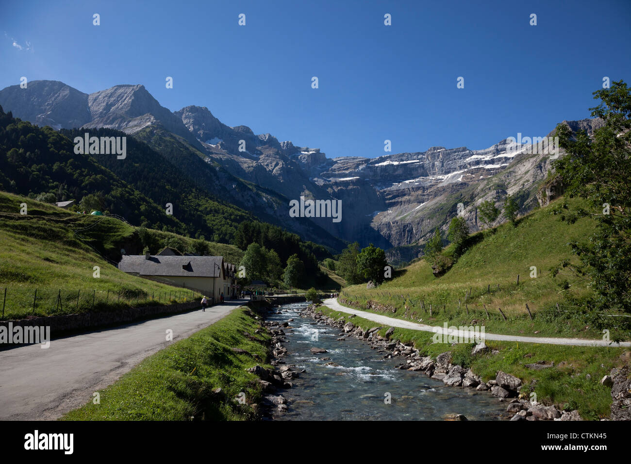 Le Cirque de Gavarnie vu depuis le pont sur le Gave de Gavarnie Pyrénées France Banque D'Images