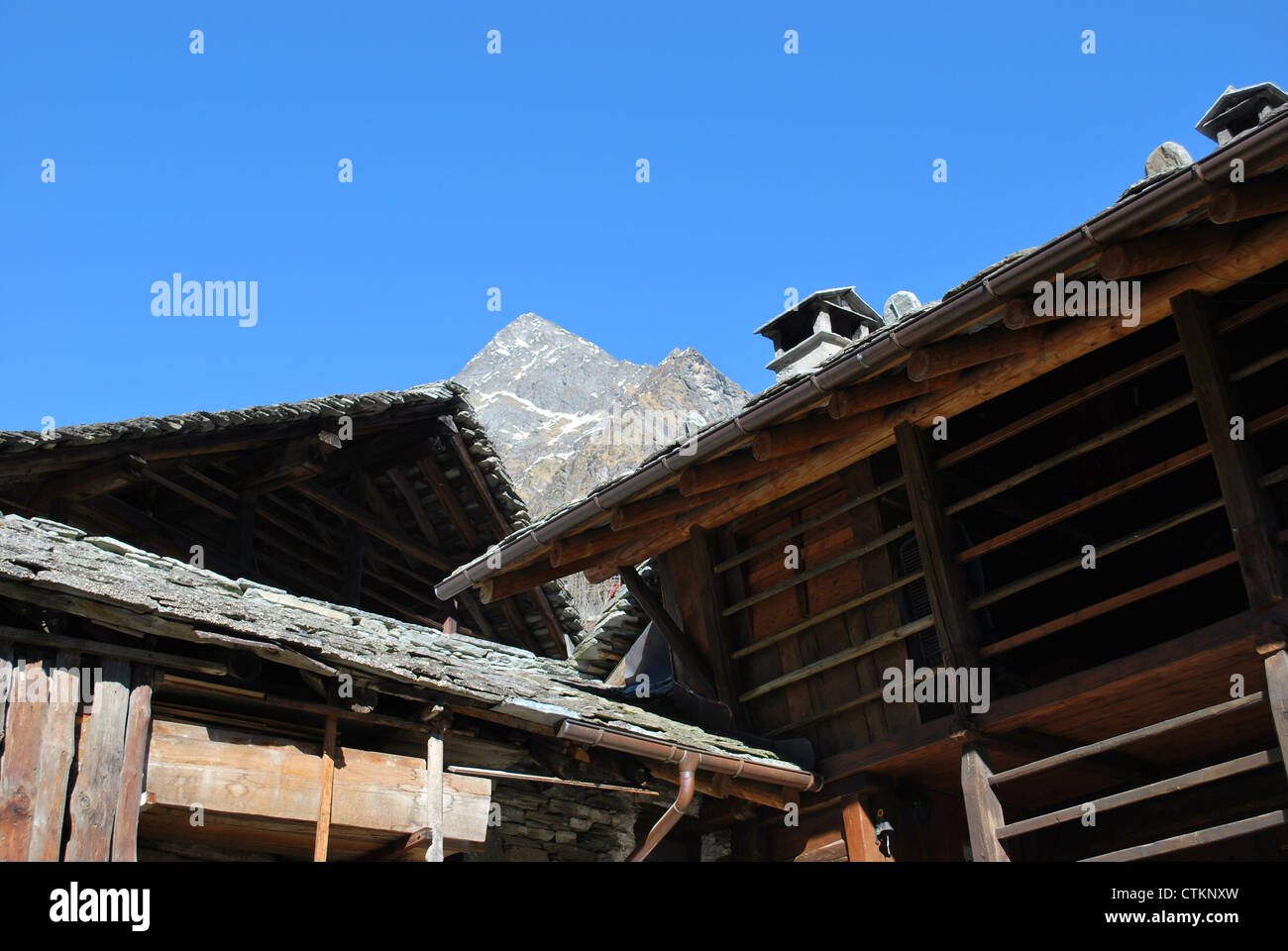 Waltzer typique chalet en bois sur les montagnes des Alpes, village, Piémont, Italie Banque D'Images