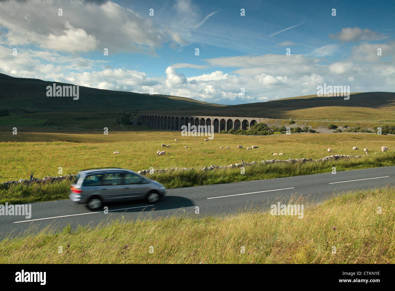 Voiture roulant passé dans le Viaduc de Ribblehead Yorkshire Dales de l'Angleterre Banque D'Images