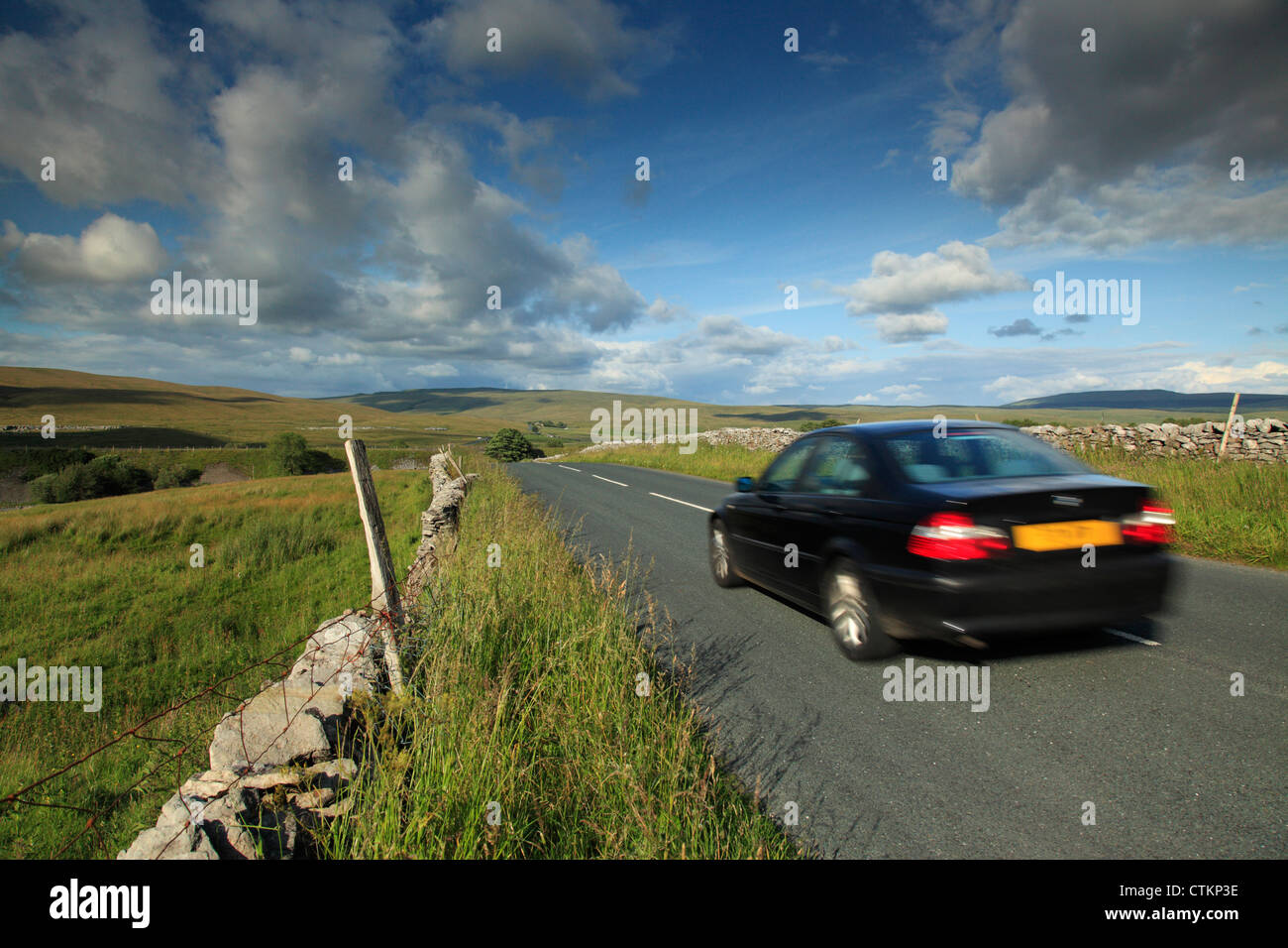 Voiture roulant à travers un paysage classique de Yorkshire Dales Banque D'Images