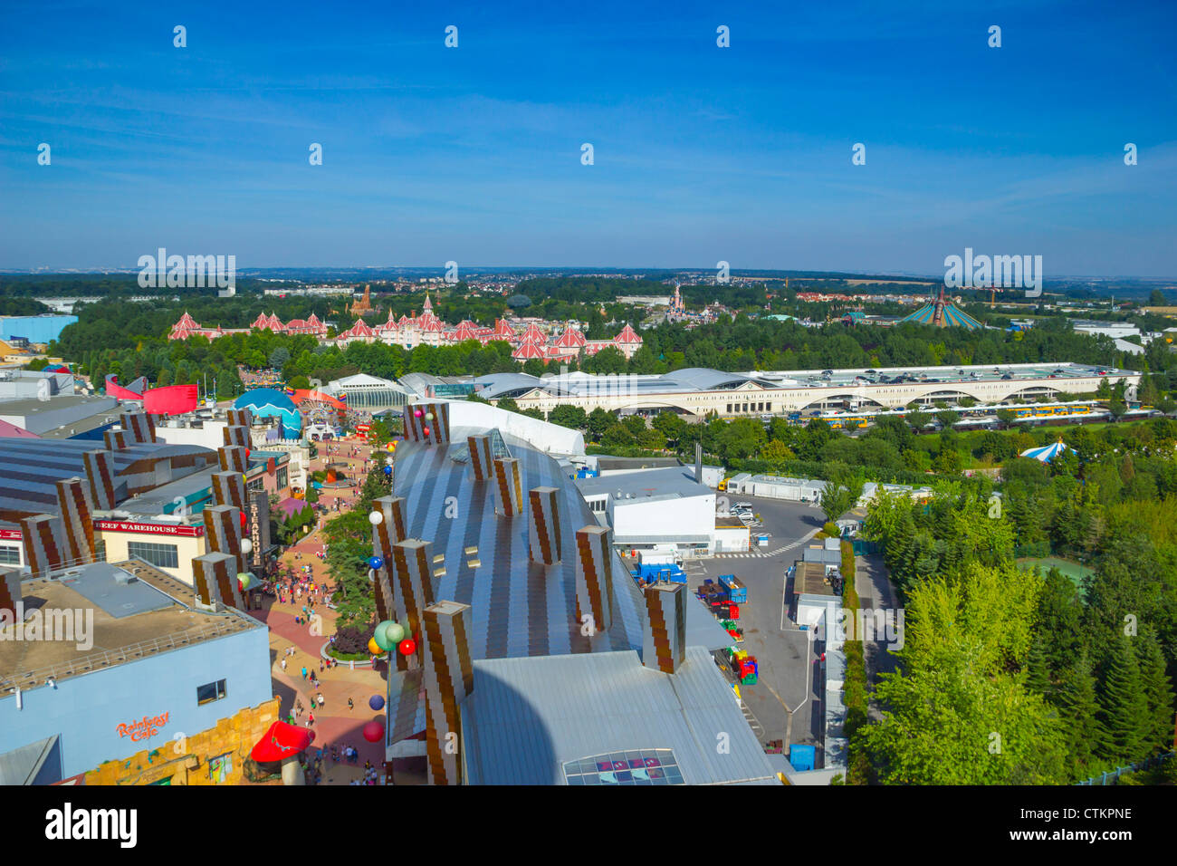 Vue aérienne de hélium ballon au Lac Disney sur Disney Village et Parc Disneyland, Disneyland Resort Paris, France Banque D'Images