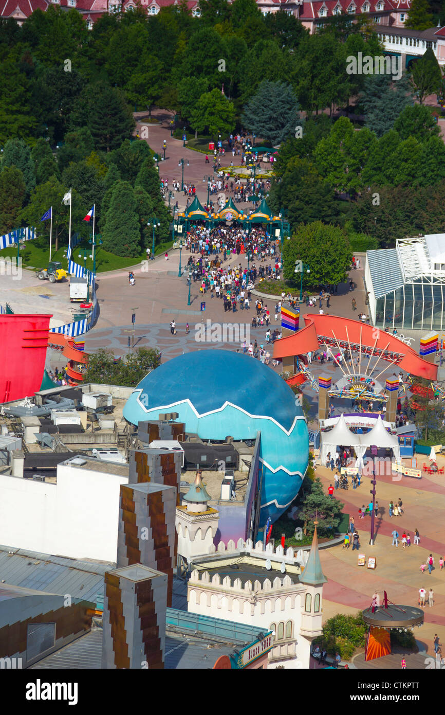 Vue aérienne de hélium ballon au Lac Disney sur Disney Village et Parc Disneyland, Disneyland Resort Paris, France Banque D'Images