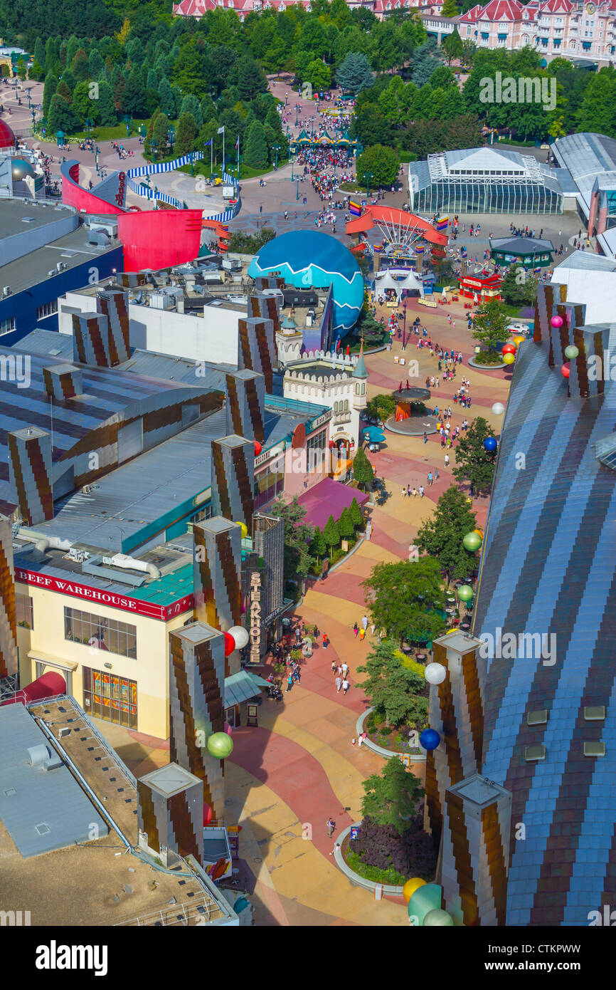 Vue aérienne de hélium ballon au Lac Disney sur Disney Village et Parc Disneyland, Disneyland Resort Paris, France Banque D'Images