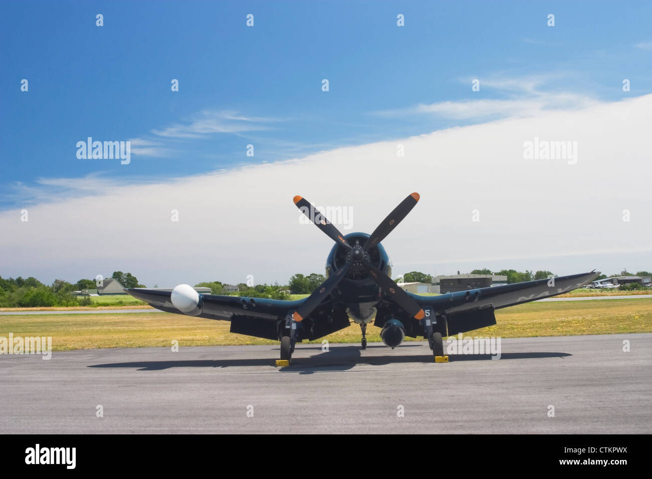 Vought F4U Corsair Avion de chasse sur la piste. Banque D'Images