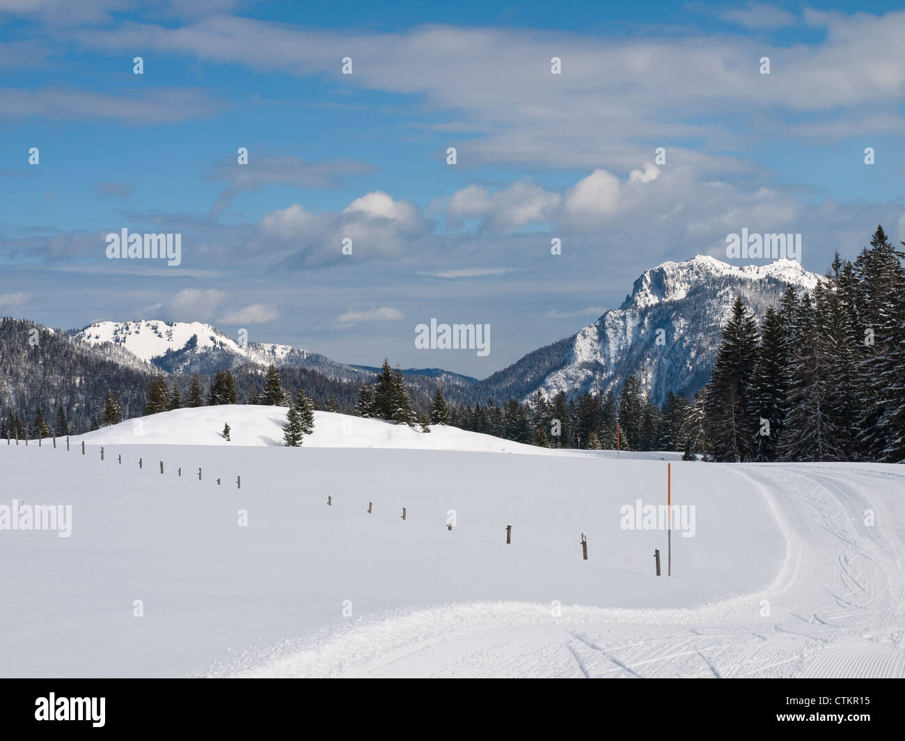 Panorama des montagnes neige-couvertes de forêts et sur la frontière entre l'Allemagne et l'Autriche en Bavière , avec ski voies Banque D'Images