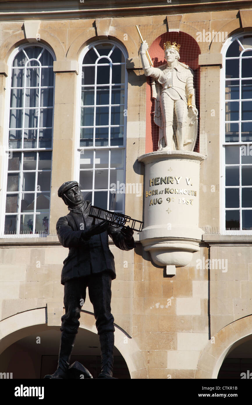 Les statues de Charles Rolls et Henry King Ve Shire Hall à l'extérieur de Monmouth au Pays de Galles UK Banque D'Images