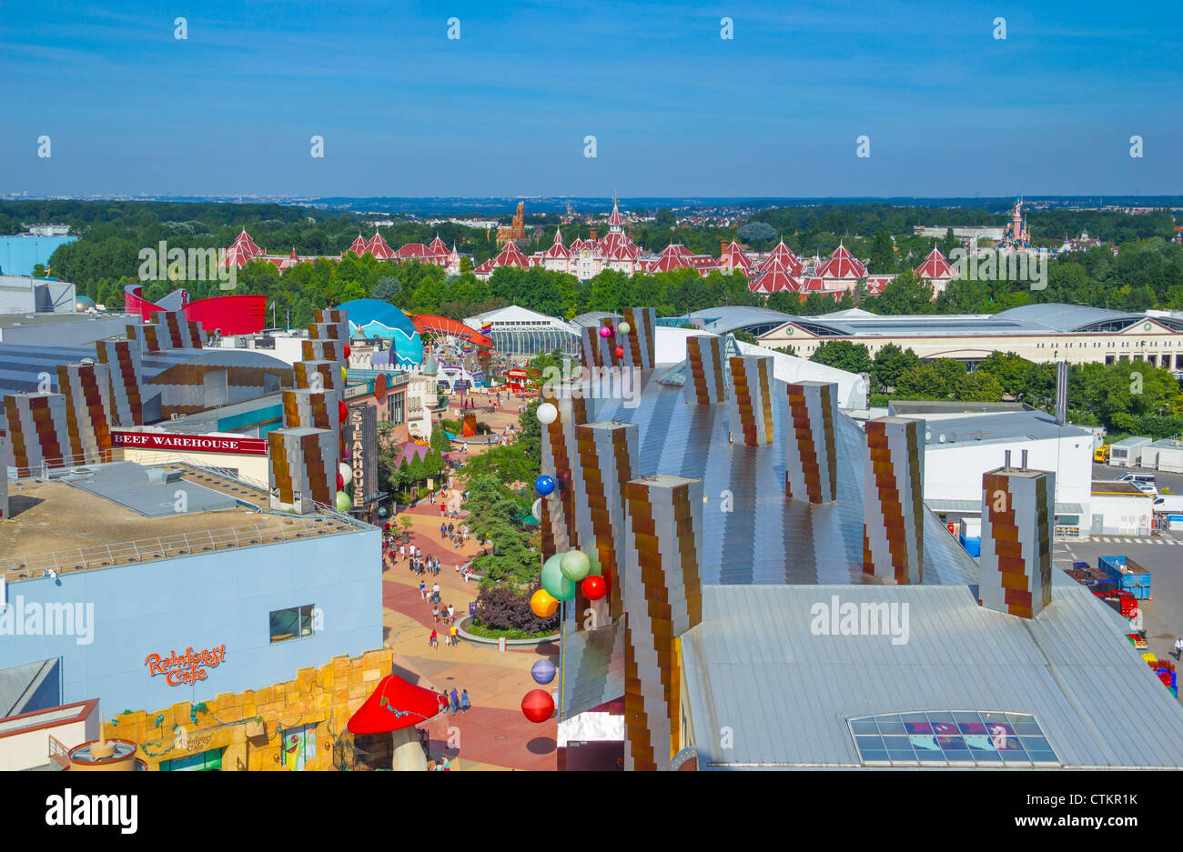 Vue aérienne de hélium ballon au Lac Disney sur Disney Village et Parc Disneyland, Disneyland Resort Paris, France Banque D'Images