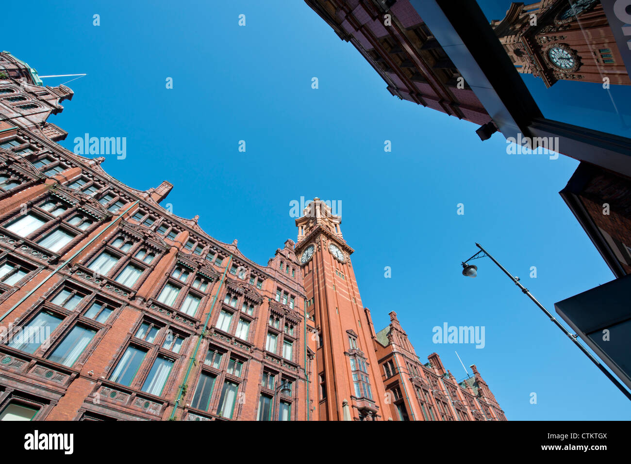 La tour de l'horloge de l'hôtel palais baroque éclectique sur une journée d'été ensoleillée sur Oxford Road, Manchester. Banque D'Images