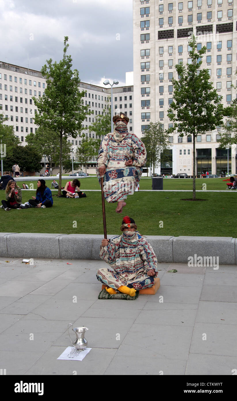 Street Performance à Jubilee Gardens sur la rive sud de Londres Banque D'Images