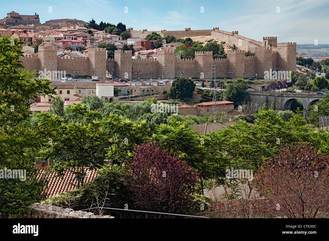 Vue panoramique de la ville et le mur d'Avila dans la perspective, Castilla y León, Espagne, Europe Banque D'Images Vue panoramique de la ville et le mur d'Avila dans la perspective, Castilla y León, Espagne, Europe Banque D'Images