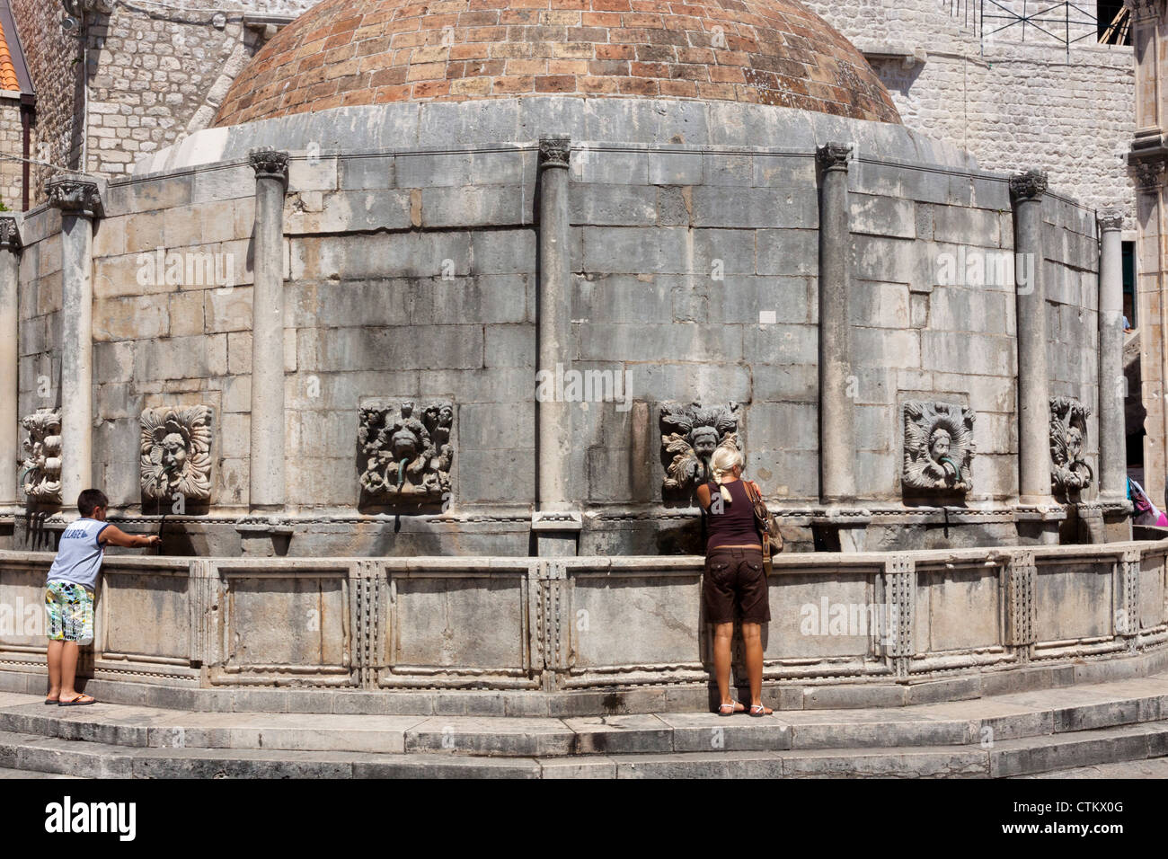 Les gens de l'eau potable de la grande fontaine d'Onofrio à Dubrovnik Croatie Banque D'Images