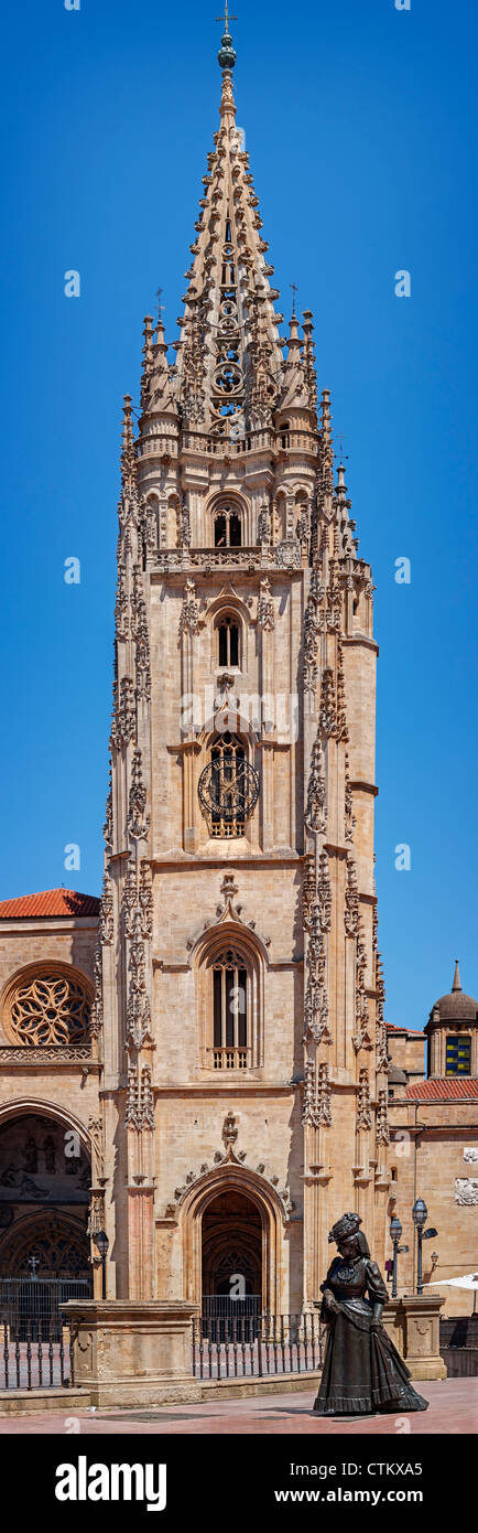 Sculpture de la Regenta, œuvre littéraire de Leopoldo Alas Clarín, en face de la cathédrale de San Salvador, dans la ville de Oviedo, Asturias, Espagne Banque D'Images