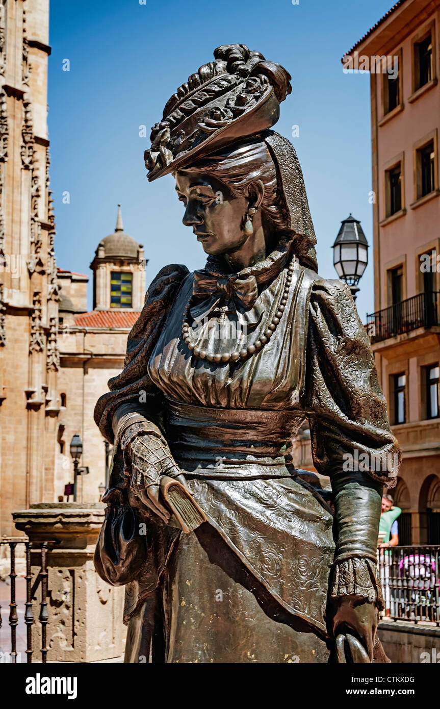 Statue de la Regenta, œuvre littéraire de Leopoldo Alas Clarín, en face de la cathédrale de San Salvador, dans la ville de Oviedo, Asturias, Espagne Banque D'Images