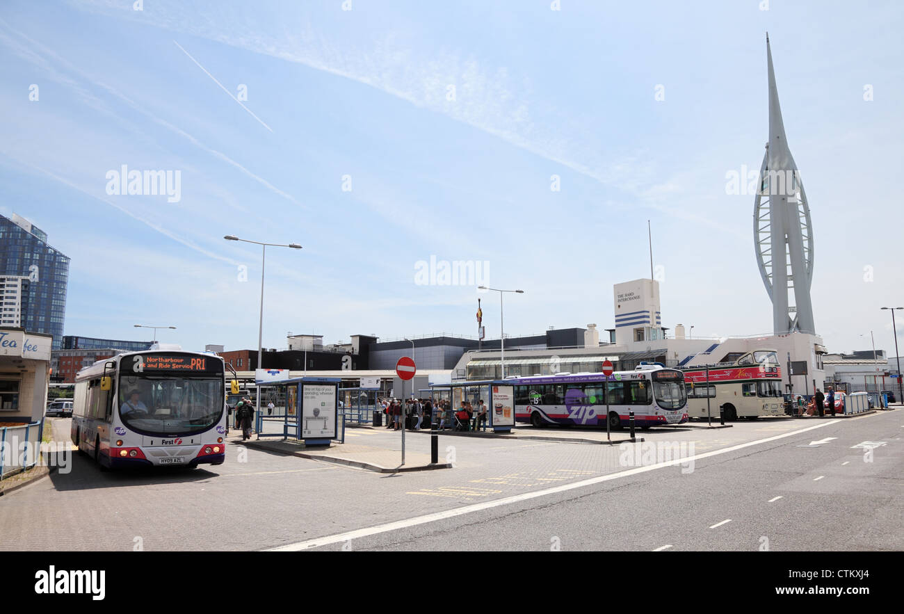 La gare routière de Portsmouth avec le Spinnaker Tower en arrière-plan. Banque D'Images