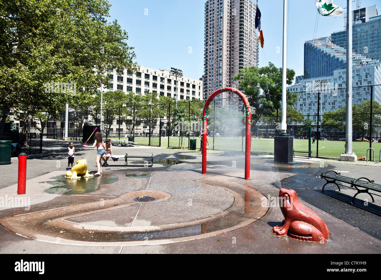 Vue générale du dispositif de l'eau dans DeWitt Clinton park avec des fontaines et les enfants les enfants jouent Manhattan Banque D'Images