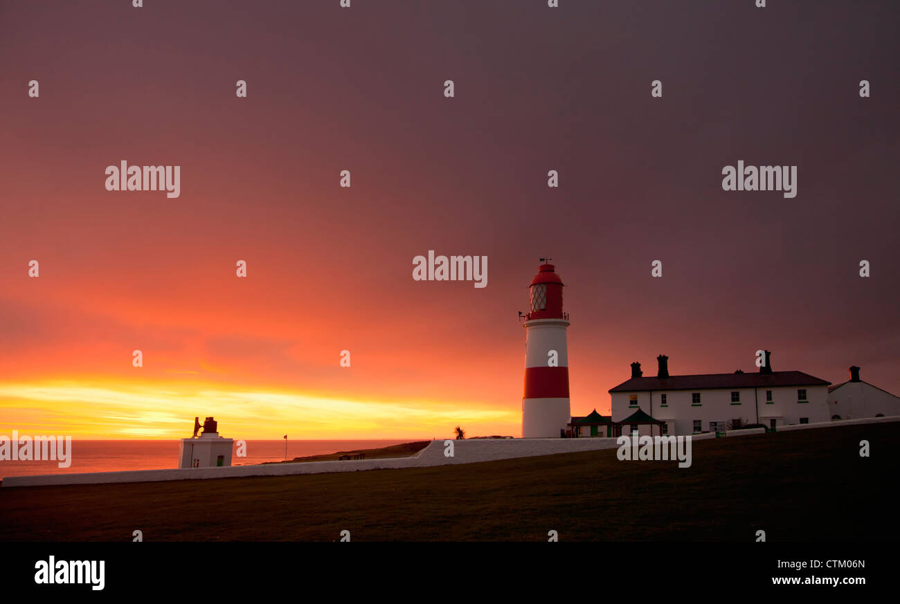 Un phare sur la côte au coucher du soleil ; Whitburn, Tyne et Wear, Angleterre Banque D'Images