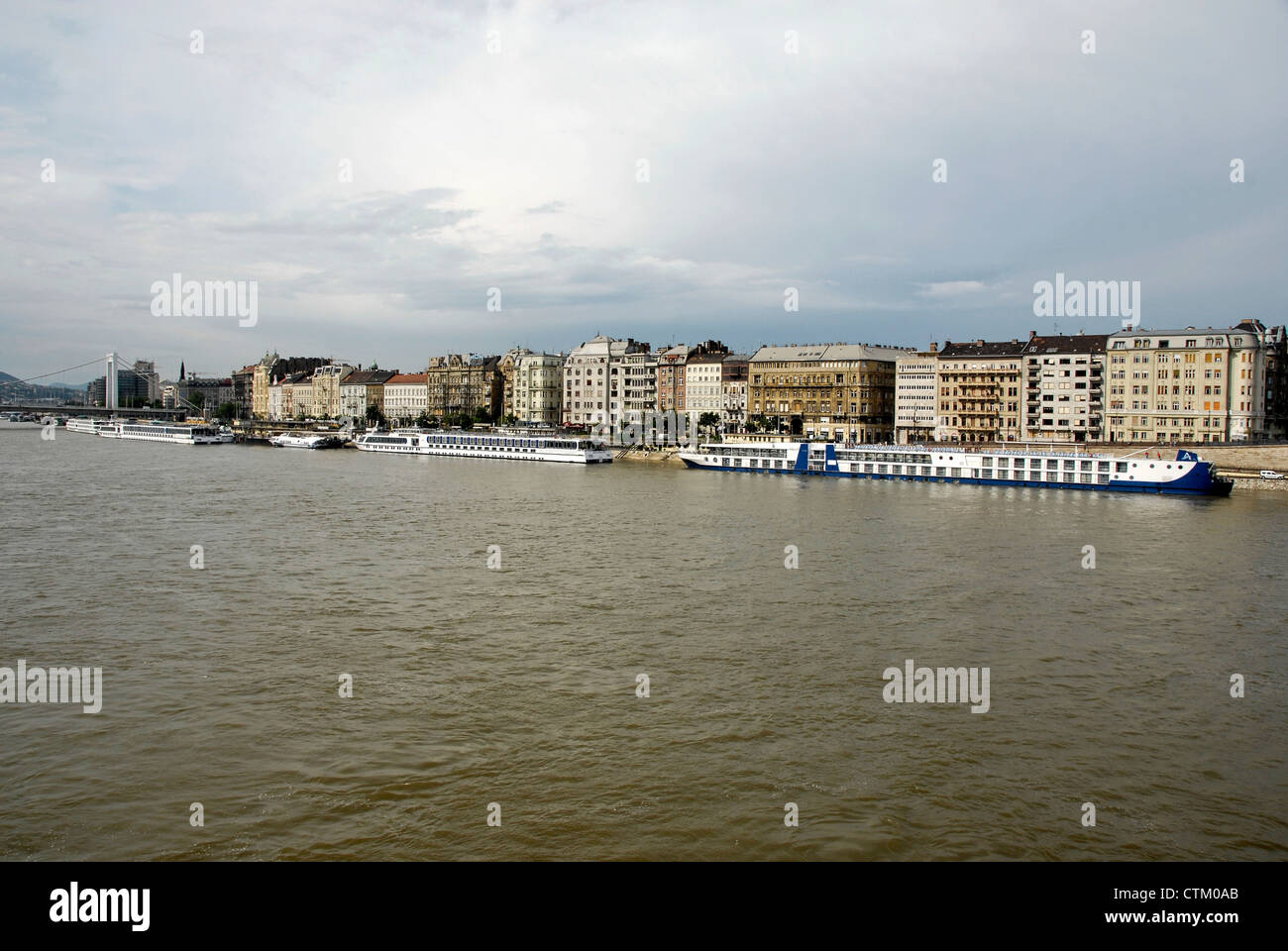 Bateaux de rivière sur le Danube à Budapest, Hongrie Banque D'Images