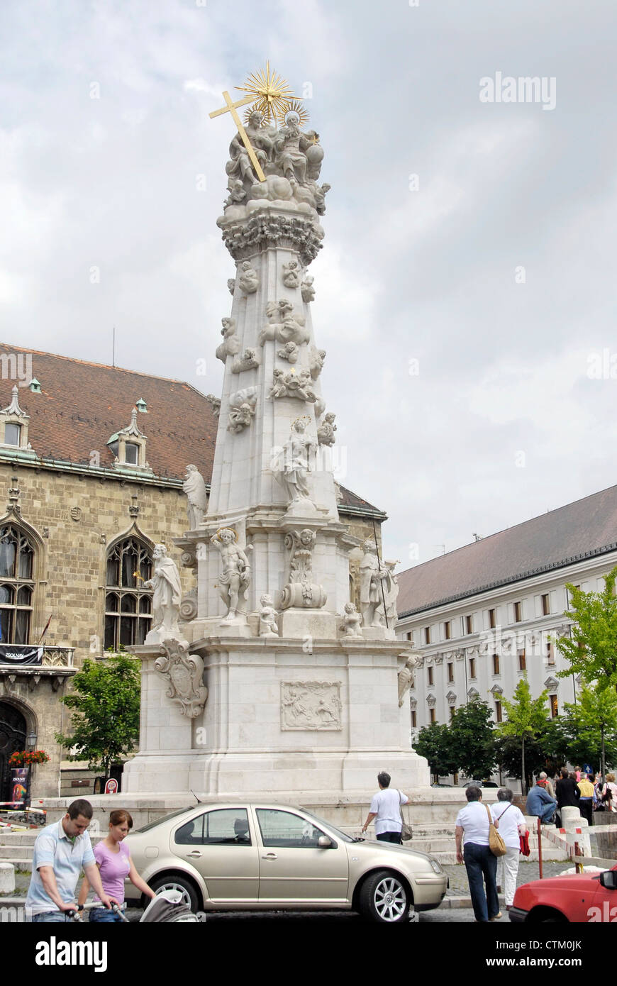 Statue devant l'église Matthias à côté du Bastion des Pêcheurs sur le côté Buda de Budapest Banque D'Images