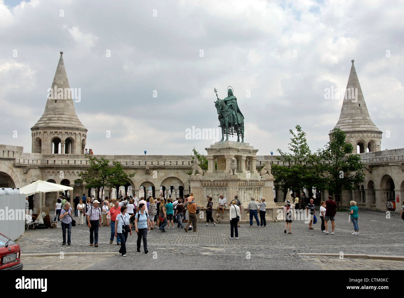 Statue d'Étienne de Hongrie sur du Bastion des Pêcheurs sur le côté Buda de Budapest, Hongrie surplombe le Danube Banque D'Images