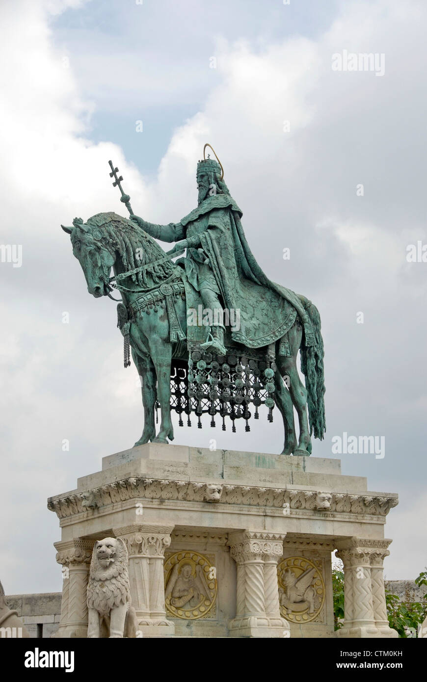 Statue d'Étienne de Hongrie sur du Bastion des Pêcheurs sur le côté Buda de Budapest, Hongrie surplombe le Danube Banque D'Images