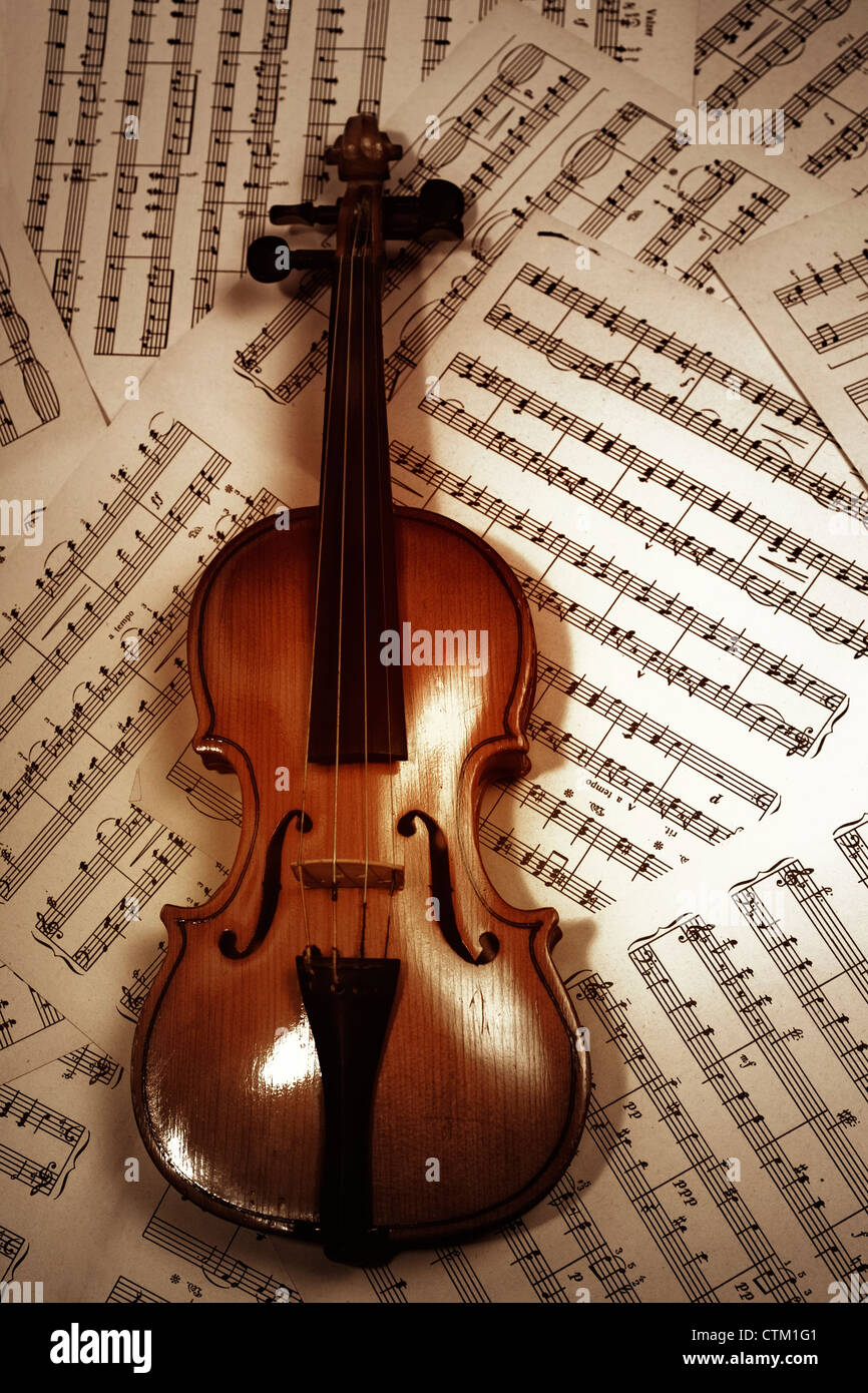 Vieux bois violon couché sur des notes de musique libre Banque D'Images