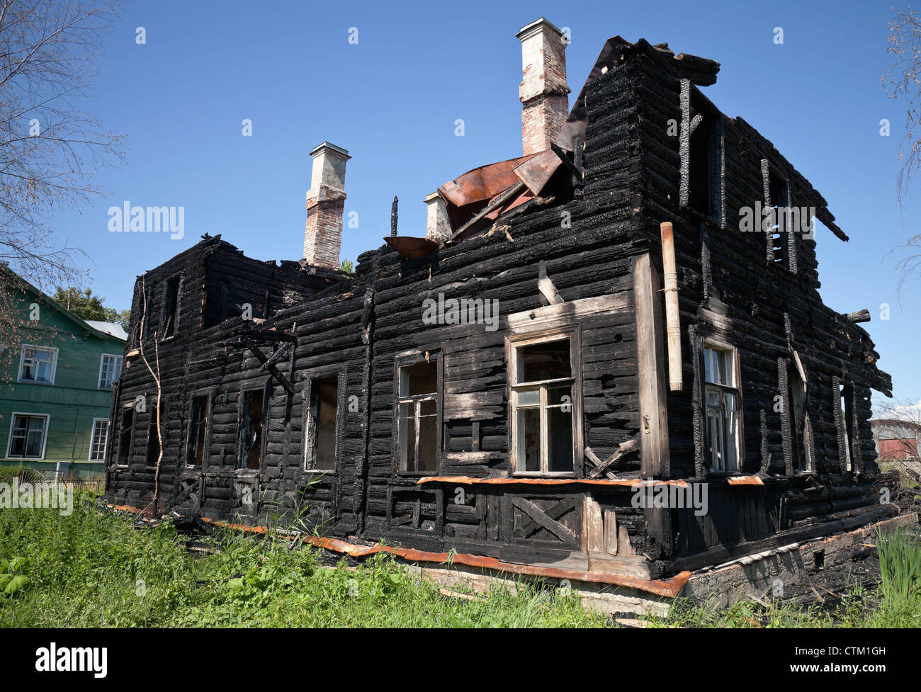 Vieux bâtiment en bois brûlé en Russie Banque D'Images