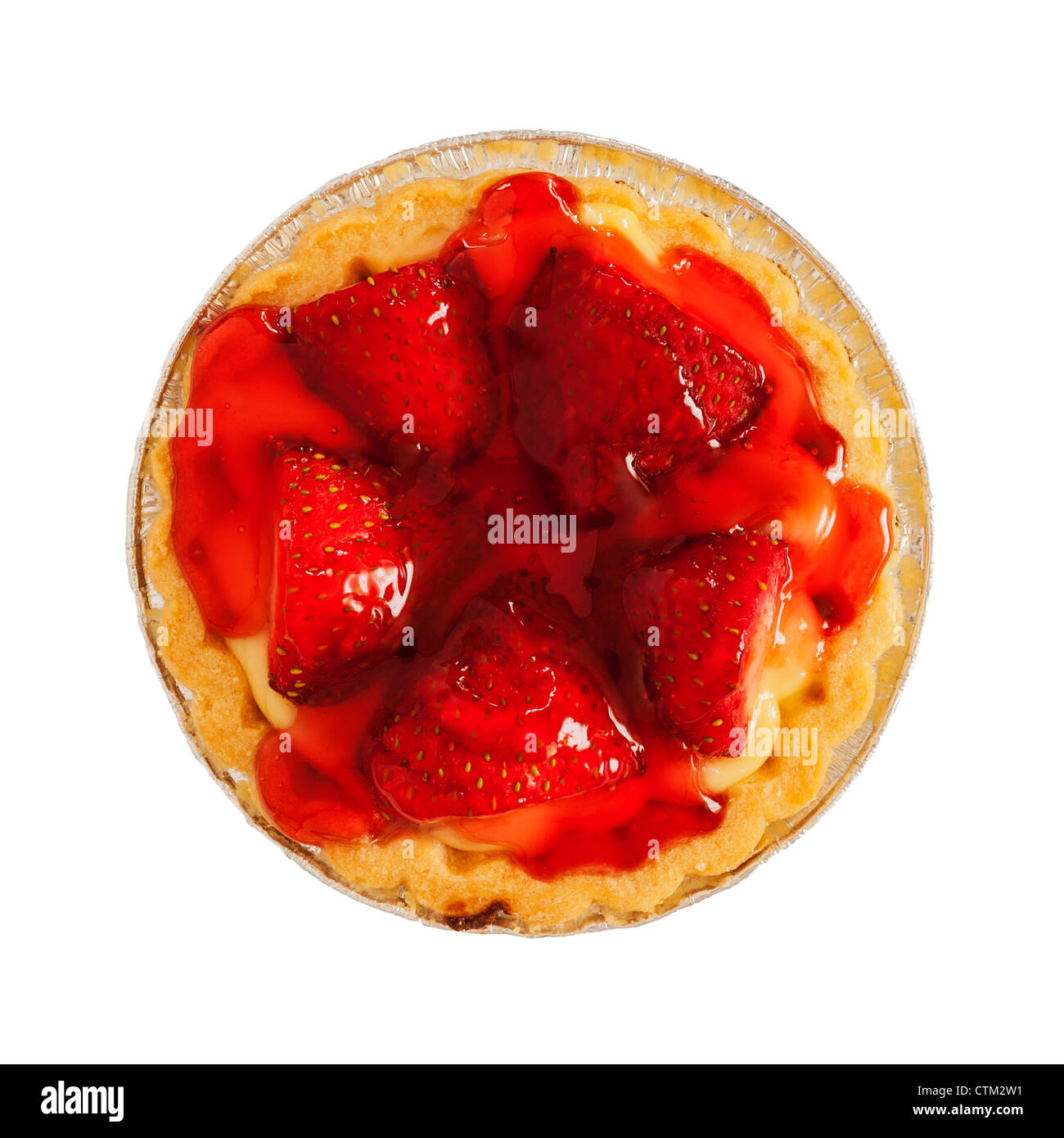 Une fraise et flan dessert sur un fond blanc Banque D'Images