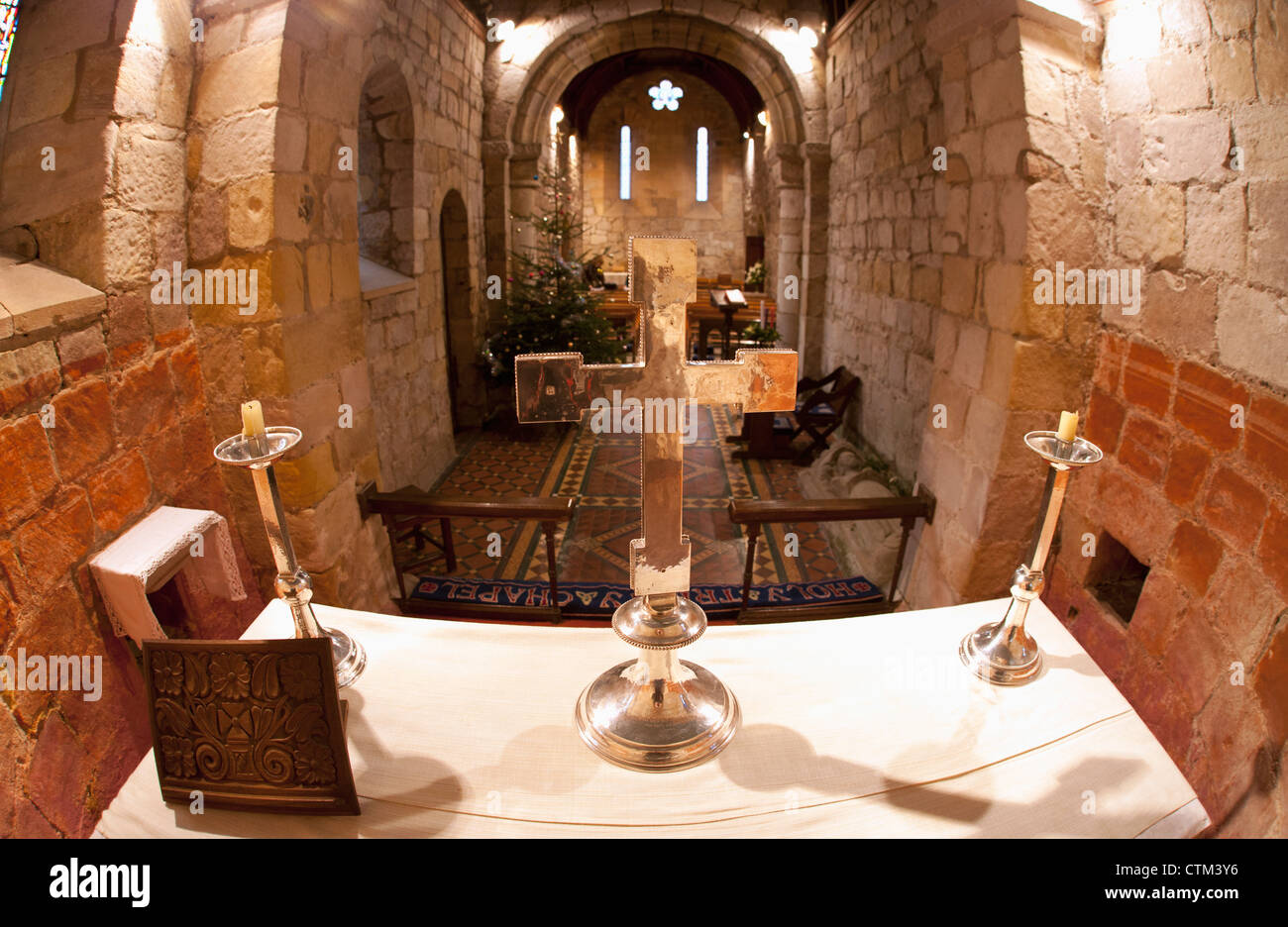 Une table à l'autel et un arbre de Noël décoré dans une église ; Old Bewick, Northumberland, England Banque D'Images