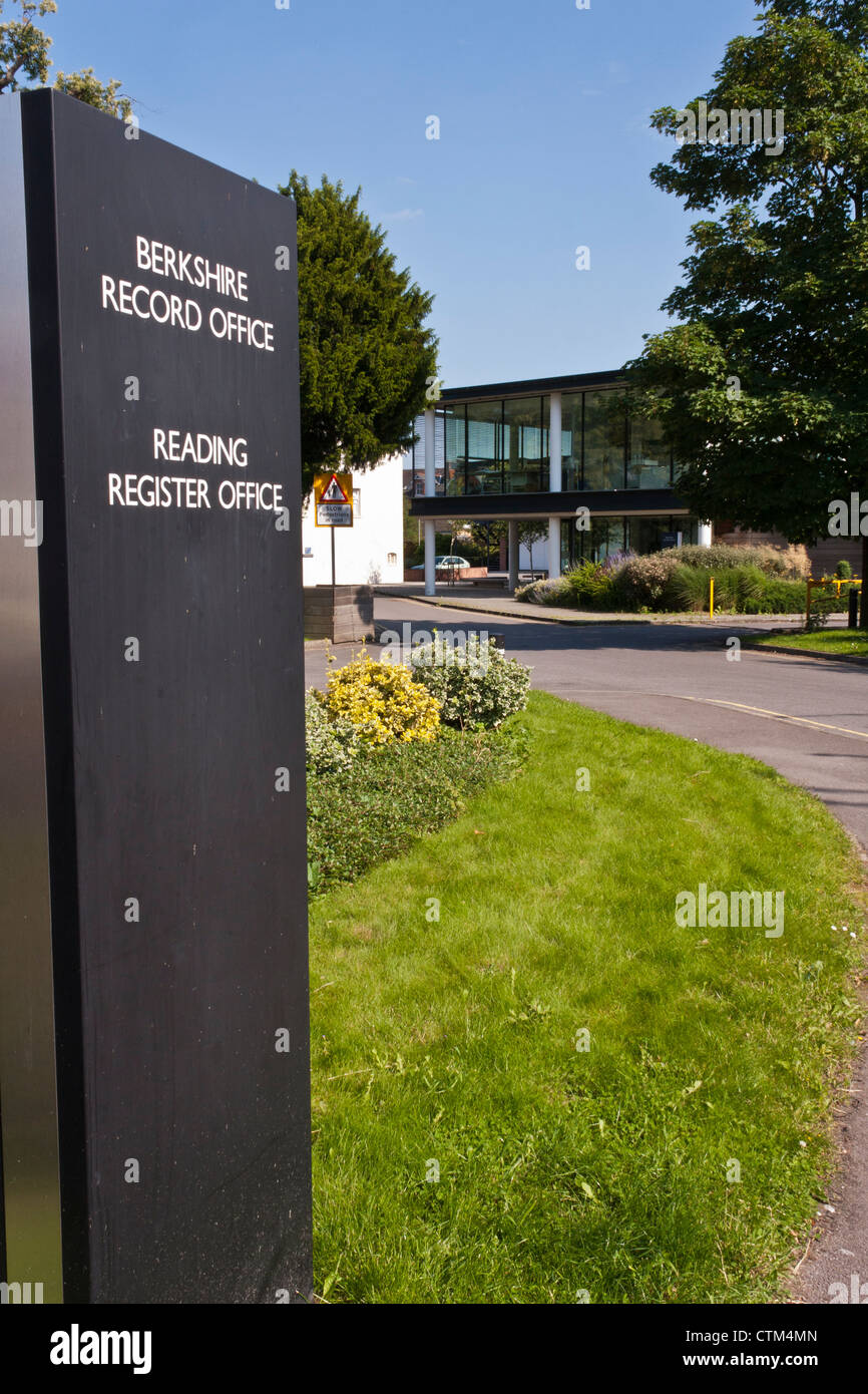 Entrée au Reading Register Office et aux bureaux de disques Berkshire à Reading Berkshire, Angleterre, GB, Royaume-Uni Banque D'Images